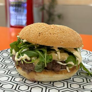 Hamburguesa Asenjo con patatas y bebida