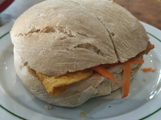 Sandes de ovo com salada