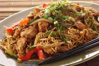 46. Пържени спагети с пилешко, зеленчуци и яйце. 600гр