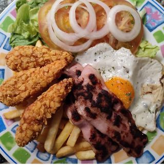 Plato n1 tiras de pollo, huevos, bacon, patatas y ensalada