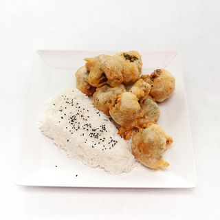 Brokuły w cieście Tempura w pikantnym sosie czosnkowym