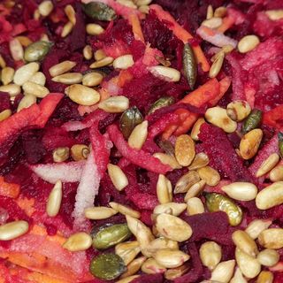 САЛАТА ЦВЕКЛО, ЯБЪЛКА, МОРКОВ И СЕМЕНА ( 200 ГР )