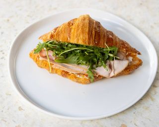 Круасан з індичкою та руколою, 200 г