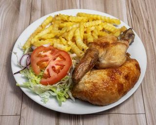 Medio Pollo Asado Con patatas y Ensalada