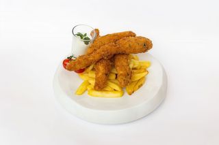 Piept de pui crispy cu cartofi prajiti si sos de smantana cu usturoi