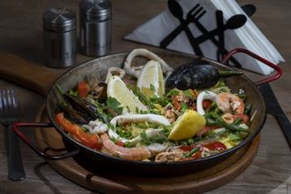 Paella cu fructe de mare