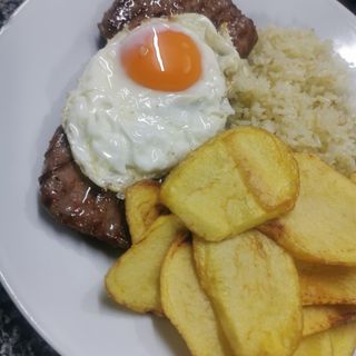 Hambúrguer com Ovo no Prato