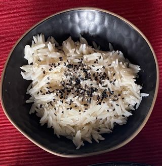 Рис відварний з кунжутом