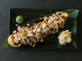 Rolka w tempurze z pieczonym łososiem (310g)