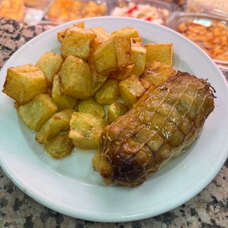 Rollito De Pollo Relleno De Jamón Dulce Y Queso Con Patatas
