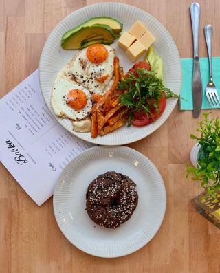 Pržena jaja tanjir za doručak