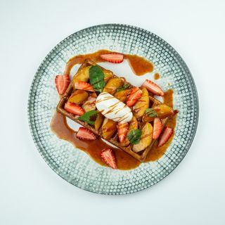 Вафли с яблоками и корицей и мороженым (450г)