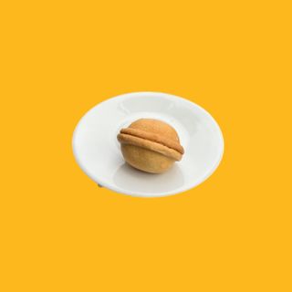 Orzeszek z nadzieniem z mleka skondensowanego i orzeszków