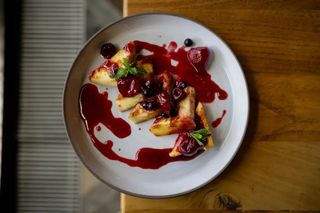 Халуми с ягодным конфитюром