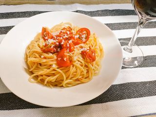 Spaghetti con pomodorini scattarisciati, basilico e cacioricotta
