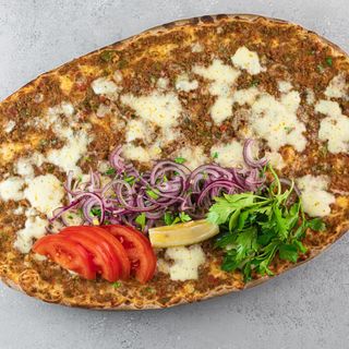 Лахмаджун с сыром