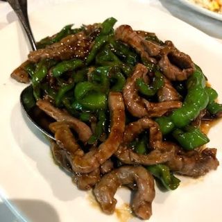 517 Tirillas de ternera con pimientos verdes