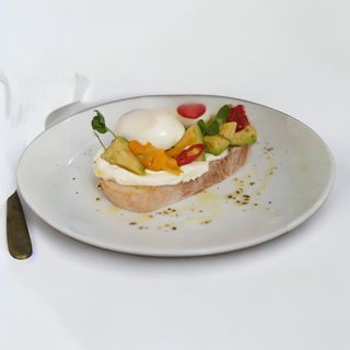 Брускета з авокадо, запеченим перцем і яйцем пашот