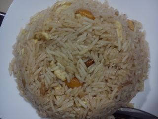 Orez basmati cu pui, muguri de pin și migdale