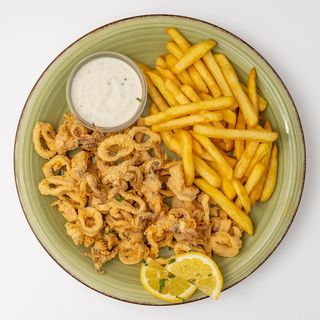 Frigane lignje s pomfritom