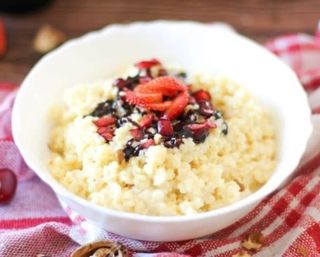 Каша из пшеничная с фруктами и миндальными слайсами