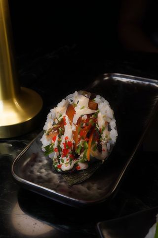 Temaki De Salmón Y Cebolla Crujiente (1 Ud.)