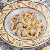 Tagliatelle Alfredo cu file de pui în sos cremos