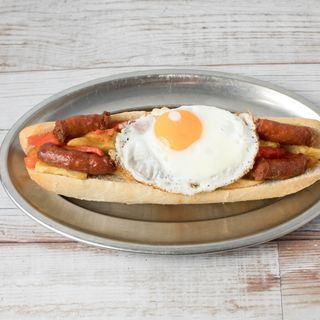 Huevos rotos con chistorra, patatas y pimientos SUPER