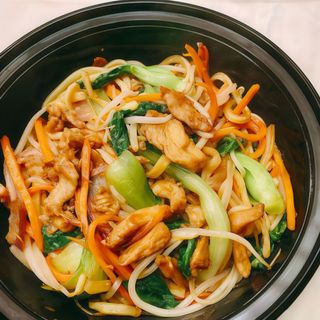 鸡肉鸡蛋炒面Tallarines salteados con pollo, verduras y huevos