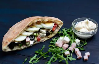 Chifla cu salata Bulgareasca