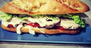 Bocadillo de pechuga de pollo empanada