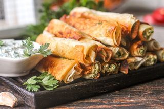 Хрусткі трубочки з сиром, томатами та зеленню (200г)