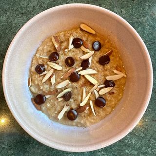 Porridge de avena, frutos secos y chocolate negro