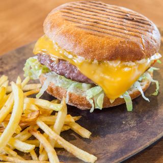 Hamburguesa de tomate, cheddar, lechuga, cebolla pochada y mahonesa