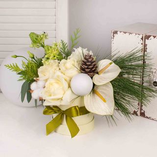 Cutie rotunda cu flori si globuri de Craciun