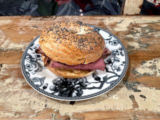 Bagel Relleno Pastrami