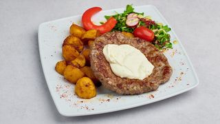 Pljeskavica na kajmaku