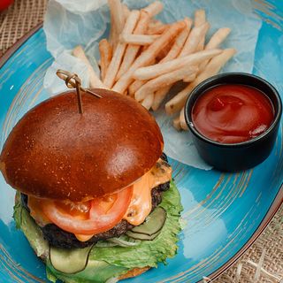 Трюфельний бургер з яловичиною та картоплею фрі