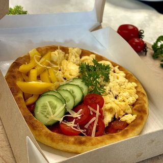 Завтрак на лепешке со скрэмблом и овощами