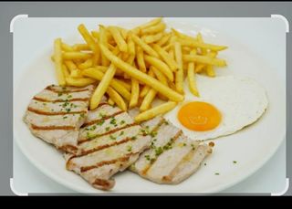Lomo con huevo y patatas