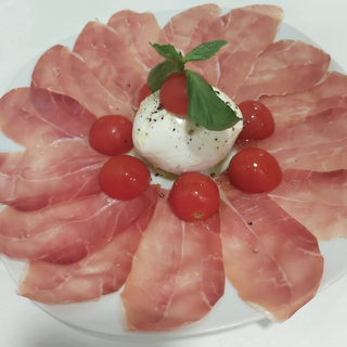 Mozzarella Di Bufala Con Prosciutto Crudo