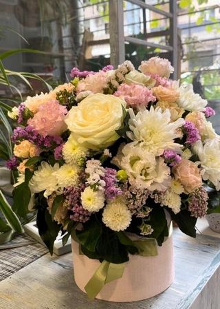 8.თეთრი ვარდები და ფერადი ქრიზანთემების კომპოზიცია