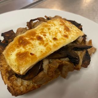 Coca de pollo rustido con brie y champiñones