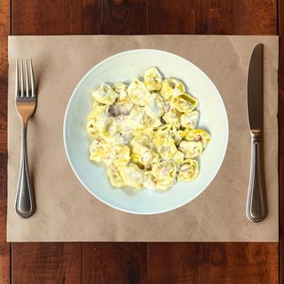 Tortellini con panna e prosciutto