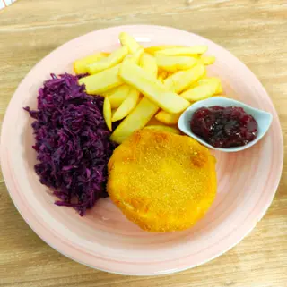 Panierowany ser camembert, frytki steakhouse, żurawina  (W zestawie z zupą)