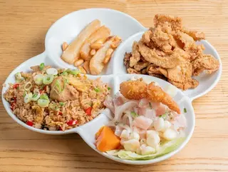 Trío: Ceviche Con Chaufa Y Chicharrón De Calamares