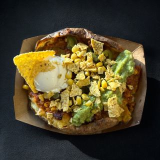 Чили кон карне в печен картоф