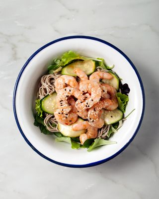 Gamberi marinati con salsa agrodolce con soba