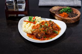 Chifteluțe marinate cu piure de cartofi