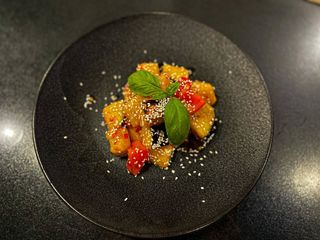 კარამელიზირებული ბადრიჯანი პომიდვრითა და ტკბილ-ცხარე სოუსით